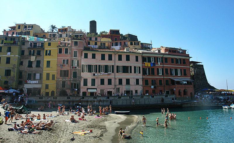 Colorful houses directly by the sea in Vernazza, Cinque Terre