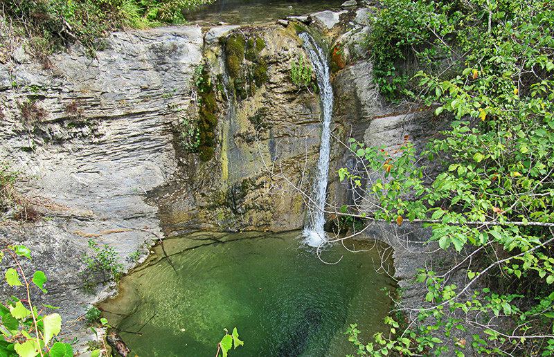 A lake for a good swim with a waterfall in Molini di Triora