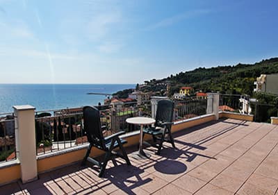 Appartamento Villa Flora - holiday rental by the sea in Liguria