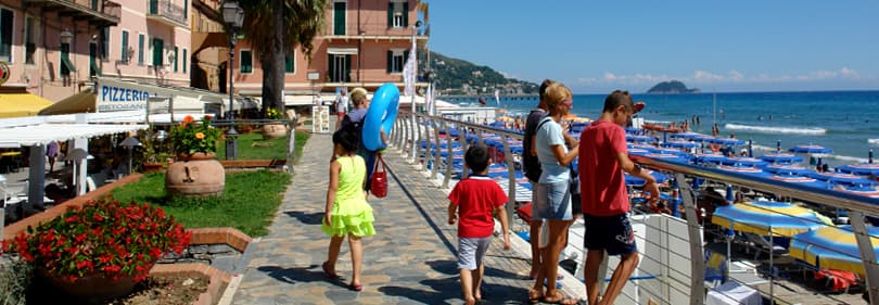 A family walking in the promenade in Alassio