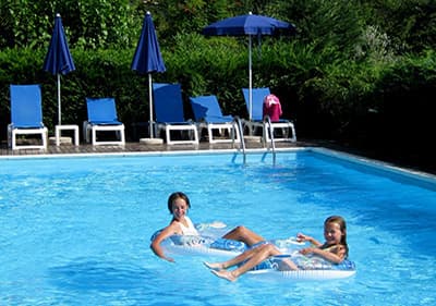 Children are nejoying the Pool in Liguria